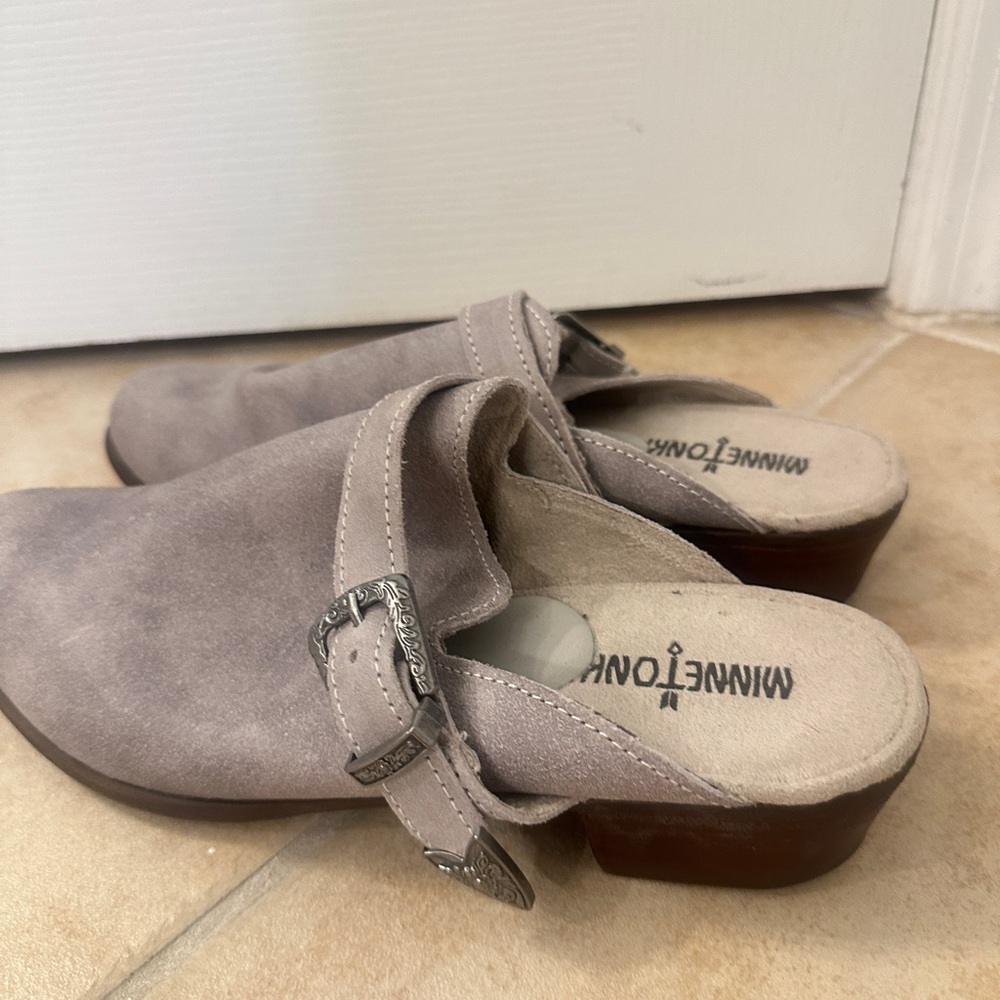 Minnetonka Women's Billie Leather Slip-On Mules - Picture 4 of 8